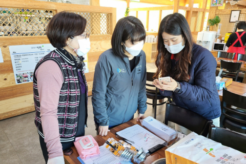 경북 청송군은 18일 코로나19 방역체계를 갖춘 안심식당 42곳을 지정했다. 이들은 방역관리 책임자를 지정해 하루 2회 이상 소독을 하는 등 안심식당 요건에 맞게 식당을 운영해야 한다. 청송군 제공
