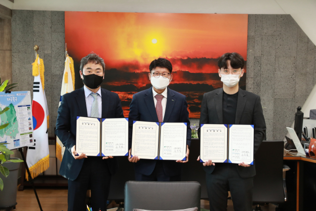대구 북구청은 교복나눔 앱 개발을 위해 대구경북창업포럼협회, 비바세컨드와 17일 업무협약을 체결했다. 북구청 제공