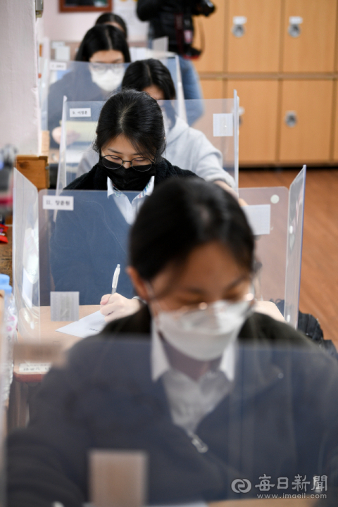대학수학능력시험을 앞두고 대구 고3 수험생을 위한 마지막 학력평가가 실시된 18일 중앙고 3학년 학생들이 시험을 치르고 있다. 대구미래교육연구원 주관으로 진행된 이번 학력평가에는 대구 72개 고교에서 고3 학생 1만7천712명이 응시했다. 우태욱 기자 woo@imaeil.com