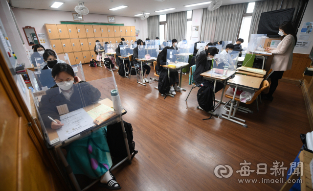대학수학능력시험을 앞두고 대구 고3 수험생을 위한 마지막 학력평가가 실시된 18일 중앙고 3학년 학생들이 시험을 치르고 있다. 우태욱 기자 woo@imaeil.com