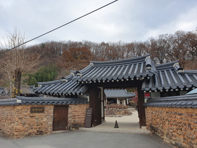 대문채에서 본 이병철 생가. 자료사진 열대림