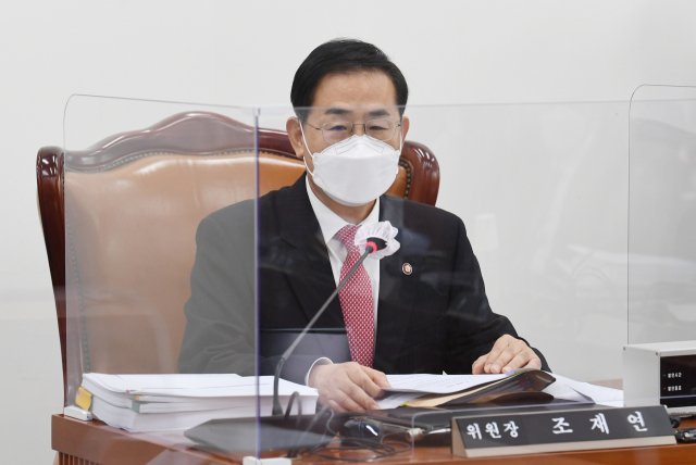 조재연 공수처장 후보 추천위원회 위원장이 18일 국회에서 열린 공수처장 후보 추천위원회 3차회의에서 발언하고 있다. 연합뉴스