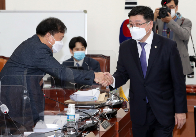 이찬희 대한변호사협회 회장(오른쪽)과 김종철 연세대 법학전문대학원 교수가 18일 서울 여의도 국회에서 열린 공수처장 후보 추천위원회 3차회의에서 인사를 나누고 있다. 연합뉴스