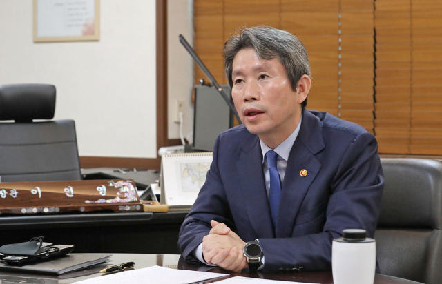 이인영 통일부 장관이 18일 정부서울청사 내 장관실에서 윌리엄 페리 전 미국 국방장관 및 정세현 민주평통 수석부의장과 화상간담회를 하고 있다. [통일부 제공. 재판매 및 DB 금지] 연합뉴스