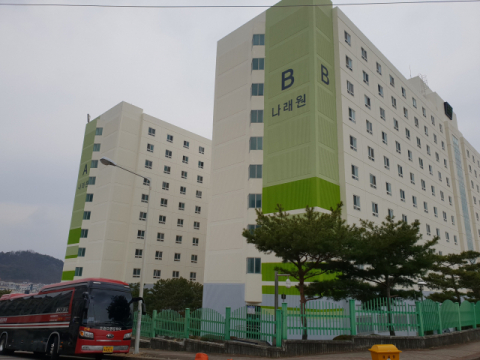 지난 2000년 칠곡군 석적읍 중리에 들어선 LG디스플레이 나래원 기숙사 전경. 이현주기자
