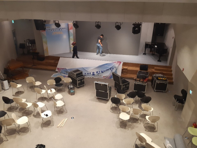 행사 준비로 바쁜 공연장 내부