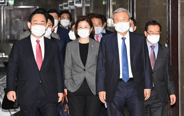 국민의힘 김종인 비상대책위원장, 주호영 원내대표 등이 19일 국회에서 열린 비상대책위원회의에 입장하고 있다. 연합뉴스