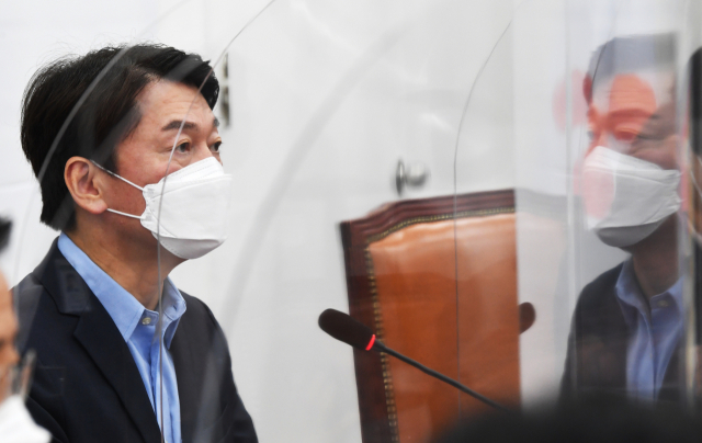 안철수 국민의당 대표가 19일 서울 여의도 국회에서 열린 최고위원회의에서 발언하고 았다. 연합뉴스