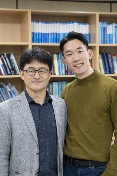 포스텍 신소재공학과 정운룡 교수(왼쪽)와 유인상 박사가 다기능성 이온-전자피부를 세계 최초로 개발했다. 포스텍 제공