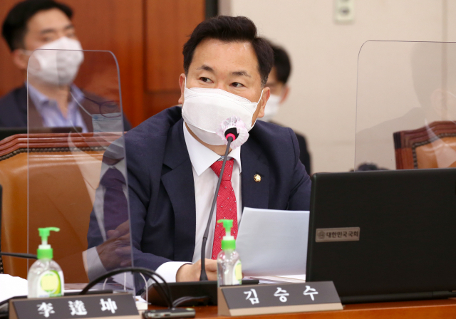 김승수 국민의힘 의원이 26일 국회 문화체육관광위원회 전체회의실에서 열린 종합국정감사에서 발언하고 있다. 연합뉴스