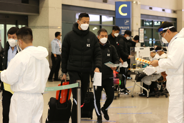 19일 오스트리아 원정 2연전을 마친 축구대표팀 구성윤(대구FC)을 비롯한 선수 5명과 지원 스태프 등이 인천국제공항 1터미널을 통해 귀국하고 있다. 연합뉴스