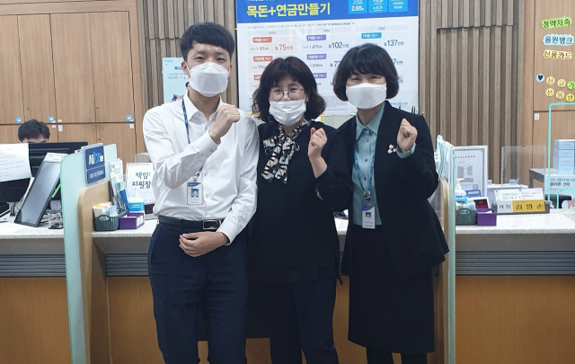 금융사기범 검거에 도움을 준 농협은행 풍기지점 직원(왼쪽부터 김경늠 팀장·김경민 계장·전이향 지점장). 마경대 기자