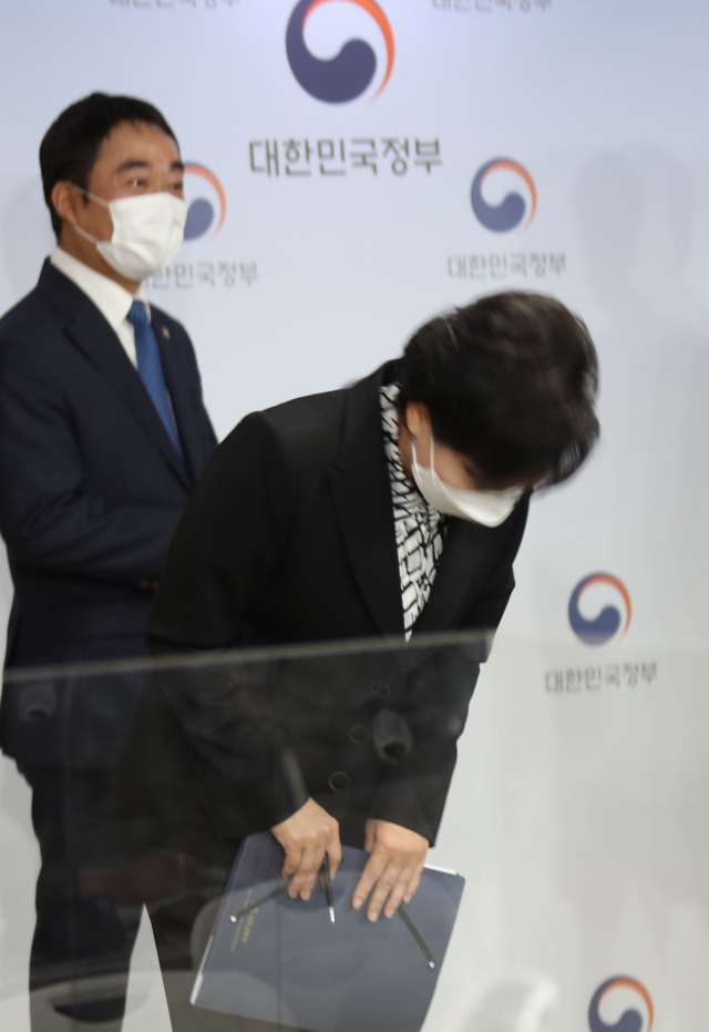 김현미 국토부 장관이 19일 정부서울청사 브리핑실에서 서민, 중산층 주거안정 지원방안 발표를 마치고 인사하고 있다. 연합뉴스