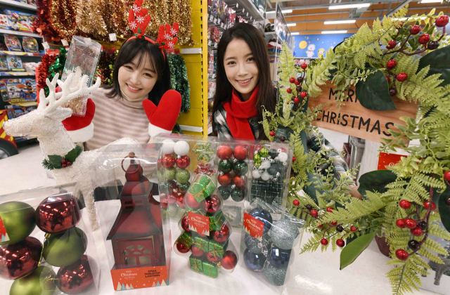 홈플러스는 내달 9일까지 전국 점포와 온라인몰에서 행사카드(신한·삼성카드 등) 결제 고객을 대상으로 크리, 장식품, 파티용품, 향초, 디퓨저 등 크리스마스 용품을 20% 할인 판매한다. 180㎝ 트리를 약 6만원에, 90㎝ 트리가 포함된 