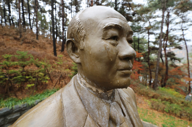 19일 오후 청주시 상당구 문의면 옛 대통령 별장인 청남대 안에 세워져 있는 전두환 동상 목 부위가 파손되어 있다. 연합뉴스