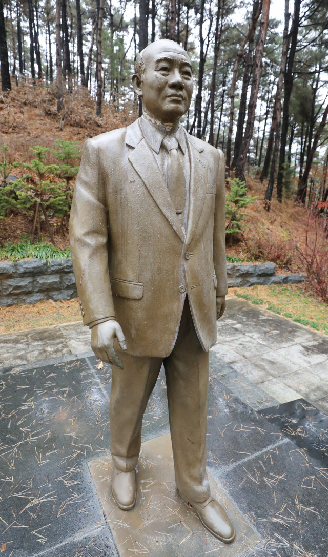 19일 오후 청주시 상당구 문의면 옛 대통령 별장인 청남대 안에 세워져 있는 전두환 동상 목 부위가 파손되어 있다. 연합뉴스