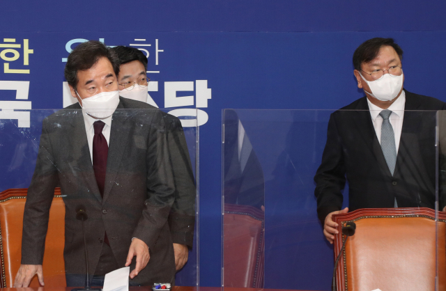 더불어민주당 이낙연 대표(왼쪽부터)가 19일 국회에서 고위공직자범죄수사처장 후보자 추천 무산에 따른 대책 논의를 위해 윤호중 국회 법제사법위원장, 김태년 원내대표와 간담회를 준비하고 있다. 연합뉴스