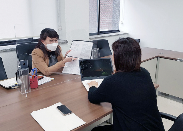경북대 전문컨설턴트의 취업진로 상담 모습. 경북대