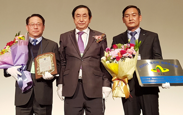 임주승(왼쪽) 경북 의성부군수와 류재근(가운데) 한국환경학술단체연합회장, 김종범(오른쪽) 의성군 상하수도사업소장이 경주에서 열린 