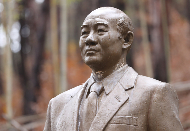 19일 오후 청주시 상당구 문의면 옛 대통령 별장인 청남대 안에 세워져 있는 전두환 동상이 훼손돼 있다. 연합뉴스