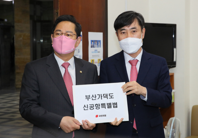 국민의힘 하태경(오른쪽), 박수영 의원이 20일 국회 의안과에 국민의힘 부산지역 국회의원 15인이 공동발의한