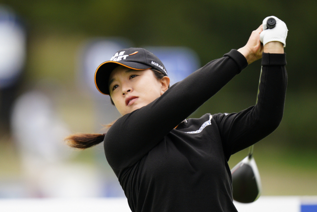 김세영(27)이 지난달 12일 미국 펜실베이니아주 뉴타운 스퀘어의 애러니밍크 골프클럽(파70·6천577야드)에서 열린 KPMG 여자 PGA 챔피언십(총상금 430만달러) 최종 라운드 12번 홀에서 티샷을 날린 뒤 공을 바라보고 있다. 연합뉴스