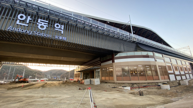 시외버스터미널 옆으로 이전 개통할 신안동역사는 아직도 공사중이다.