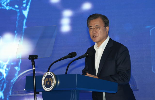 문재인 대통령이 18일 오전 인천 연수구 송도캠퍼스에서 열린 바이오산업 행사에서 발언하고 있다. 연합뉴스