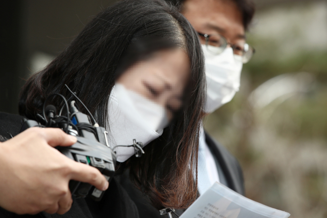 서해 소연평도 북측 해역에서 북한군에 피격돼 사망한 해양수산부 소속 공무원 A 씨의 전 부인 권 모씨와 법률대리인 김기윤 변호사가 20일 오후 서울 중구 국가인권위원회 앞에서 더불어민주당 신동근 의원과 김홍희 해양경찰청장 등을 상대로 인권위에 진정서를 제출하기에 앞서 기자회견을 하고 있다. 이날 기자회견에는 미성년자 이군의 대리인 자격으로 전 부인인 권 모씨가 참석했다. 연합뉴스