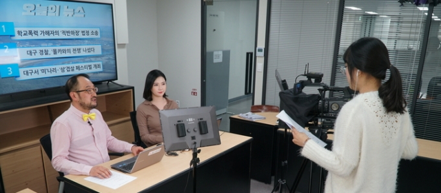 지난해 첫 자체 프로그램 매미야(매일신문 읽어주는 미녀와 야수) 뉴스 진행모습. TV매일신문 제공