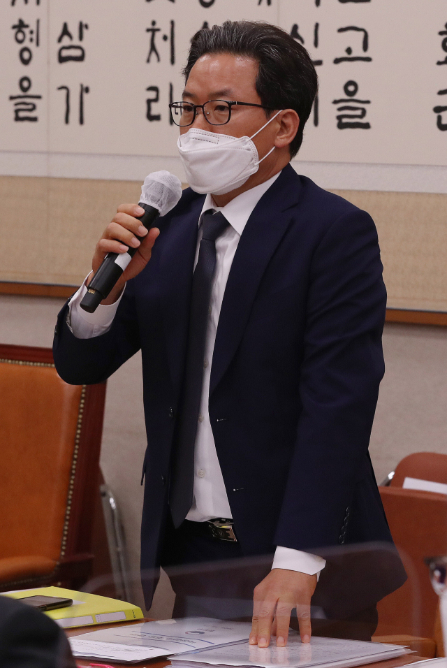 심재철 법무부 검찰국장이 26일 서울 여의도 국회에서 열린 법제사법위원회의 법무부, 대법원, 감사원 등에 대한 종합국정감사에 출석해 의원 질의에 답변하고 있다. 연합뉴스