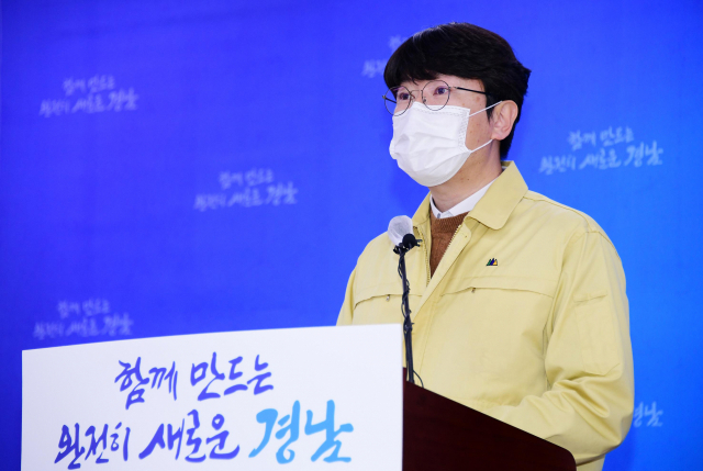 경남도가 20일 신종 코로나바이러스 감염증(코로나19) 대응 브리핑을 열고, 확진자가 급증한 창원시와 하동군, 사천시 3곳이 정밀방역 지원지역으로 선정됐다고 밝혔다. 사진은 코로나19 브리핑하는 김명섭 경남도 대변인. [경남도 제공. 재판매 및 DB 금지] 연합뉴스