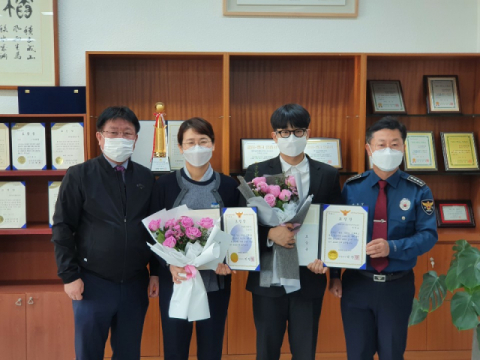 전화금융사기 피해 예방에 기여한 공로로 20일 경주경찰서로부터 표창장을 받은 현곡농협 신금장지점 김정은 씨와 농협중앙회 상호금융 소비자보호부 문정은 씨. 농협 경주시지부 제공