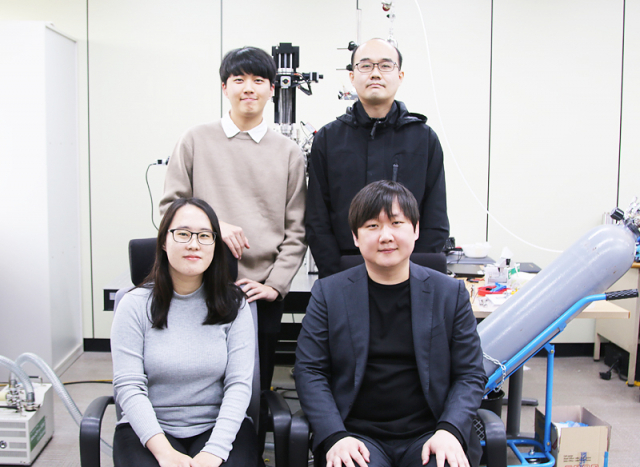 영하 70도에서 물의 밀도 변화를 밝힌 포스텍 연구자들. 왼쪽 위부터 시계방향으로 정상민(학부생) 씨, 양철희 박사, 김경환 교수, 유선주(석사과정) 씨. 포스텍 제공