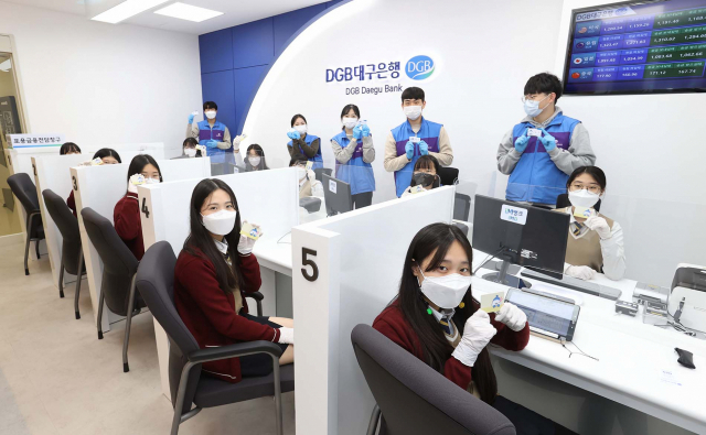 지난 19일 경주여자정보고 학생들이 대구상공회의소 1층에 마련된 DGB금융체험파크에서 다양한 체험을 통해 금융교육을 받고 있다. 대구은행 제공