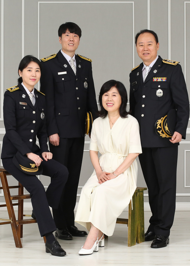 지난해 7월 윤봉환 전 소방관이 퇴직을 앞두고 가족들과 함께 찍은 사진. 오른쪽부터 윤봉환소방관, 부인, 아들 윤형준 소방관, 딸 윤혜진 소방관. 가족제공.