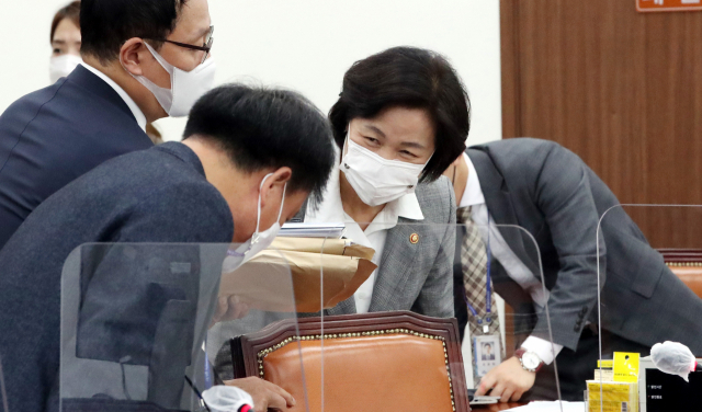 지난 18일 서울 여의도 국회에서 열린 공수처장 후보 추천위원회 3차 회의에 추미애 법무부 장관이 입장하고 있다. 연합뉴스