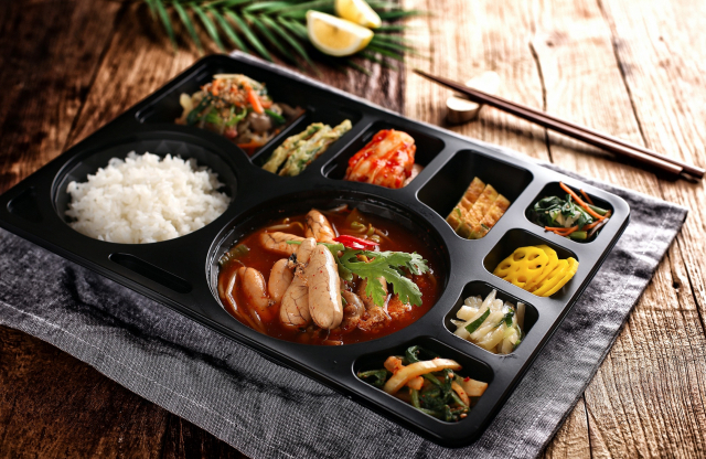 밥, 국 등 더운 음식은 따듯하게, 김치 등 찬 음식은 시원하게 먹을 수 있는 온기의 발열도시락 제품. 온기 제공