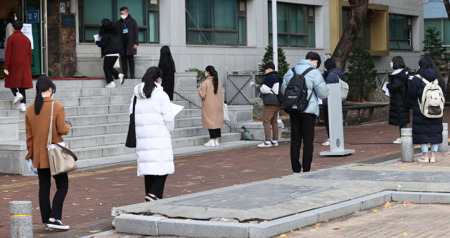 지난 22일 서울 동대문구 한국외국어대학교에서 학생부종합전형 면접고사가 열렸다. 이날 고사장 앞에서 수험생들이 