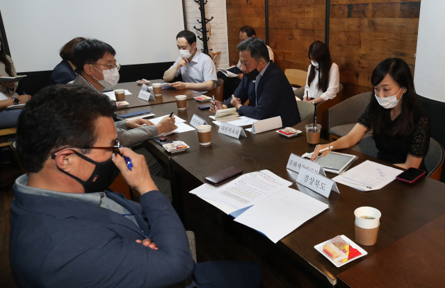지난 6월 12일 서울 용산구 서울역 프리미엄라운지에서 문화체육관광부, 대한체육회, 경상북도 관계자 등이 참석한 가운데 열린 전국체전 연기 관련 회의 모습. 연합뉴스