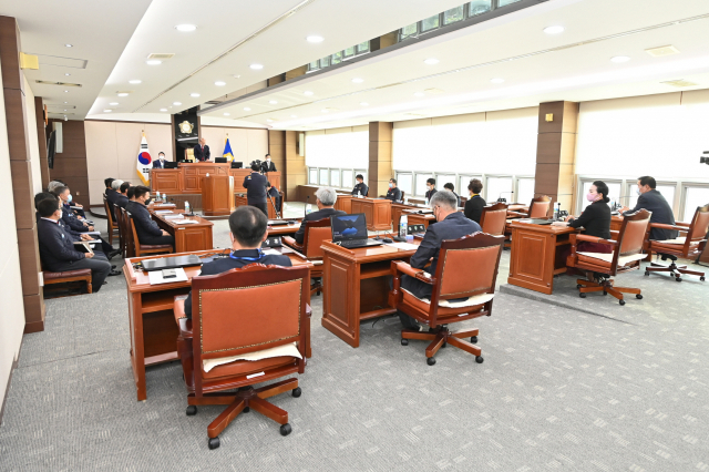 경북 청송군의회(군의장 이광호)는 지난 17일 제248회 정례회를 개회하고 다음달 18일까지 32일간의 의정활동에 들어갔다. 군의회는 이 기간동안 
