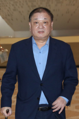 주일대사에 내정된 더불어민주당 강창일 전 의원. 사진은 지난해 국회 방일단으로 일본으로 출국하는 모습. 연합뉴스