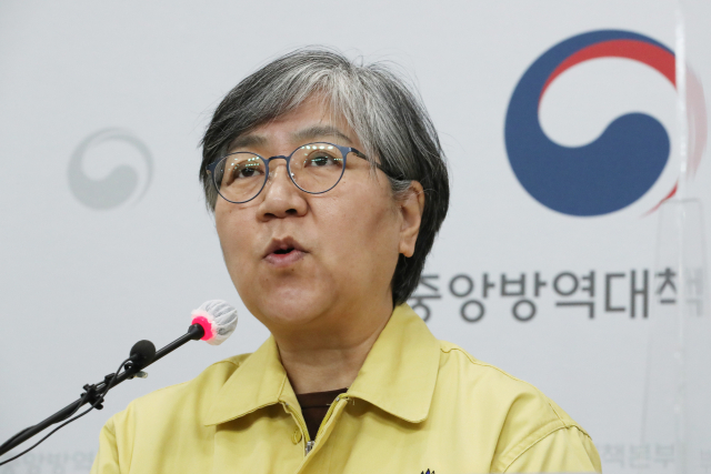 정은경 중앙방역대책본부장(질병관리청장)이 23일 오후 충북 청주시 질병관리본부에서 코로나19 국내 발생 현황 및 확진 환자 중간조사 결과 등 정례브리핑을 하고 있다. 연합뉴스