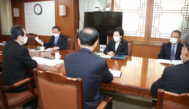 정세균 국무총리가 17일 정부서울청사 집무실에서 김해신공항 검증 후속 관계장관회의를 주재하고 있다. 왼쪽부터 정 총리, 홍남기 경제부총리 겸 기획재정부 장관, 김현미 국토교통부 장관, 김수삼 김해신공항 검증위원장. 연합뉴스