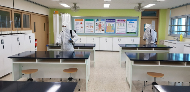 2021학년도 수능시험을 앞두고 교육당국이 코로나19 확산을 막는 데 안간힘을 쓰고 있다. 대구 한 학교의 과학실 방역 작업 모습. 대구시교육청 제공