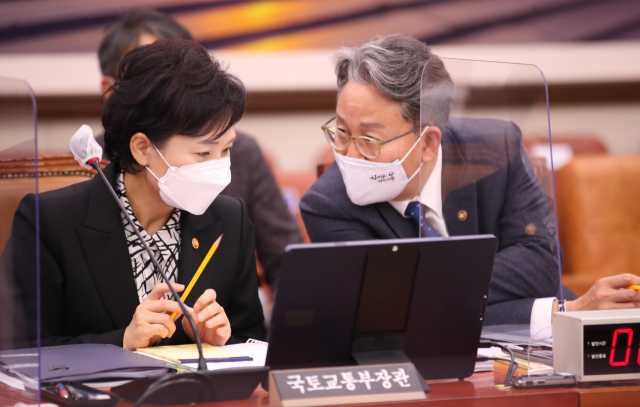김현미 국토교통부 장관이 지난 19일 국회 교통위원회 전체회의에서 손명수 2차관과 대화하고 있다. 연합뉴스