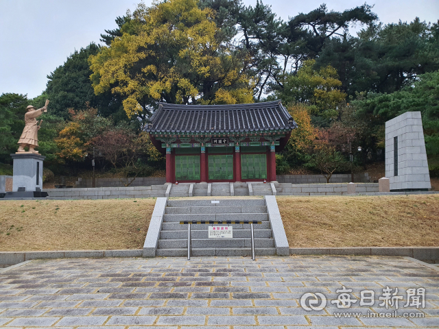 부산 수영사적공원 안에 지어진 안용복 사당. 양 옆으로 세워진 동상과 충혼탑이 안용복 선생의 굳센 의기를 짐작케 한다. 신동우 기자