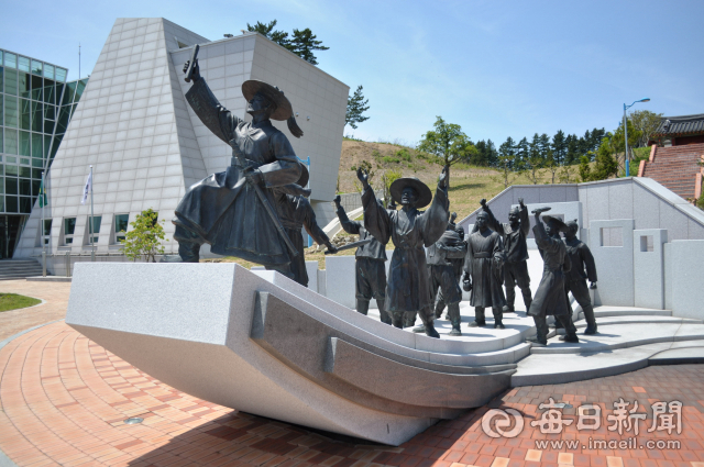안용복기념관 앞 광장에 설치된 2차 도일 당시 안용복 재현 동상. 두번이나 일본을 찾아 울릉도와 독도의 영유권을 확립한 선생의 기상을 표현했다. 안용복기념관 제공