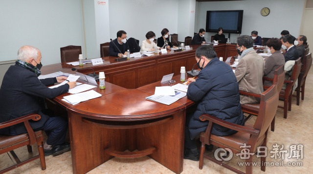 매일신문 제19기 독자위원회 5차 회의가 24일 매일신문 3층 회의실에서 열렸다. 성일권 기자 sungig@imaeil.com