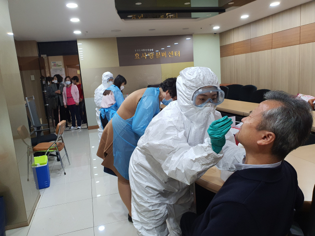 청도군이 코로나19 감염차단과 선제적 대응을 위해 지역 내 고위험시설을 대상으로 전수검사를 벌였다. 청도군 제공